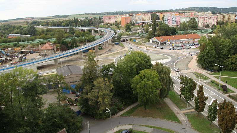 Mimoúrovňové křížení v Předmostí s novou okružní křižovatkou u Lidlu. Auta po ní začala proudit v úterý 21. září v odpoledních hodinách.