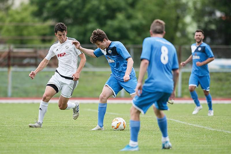 Fotbalisté Přerova (v modrém) v přátelském utkání s 1. HFK Olomouc