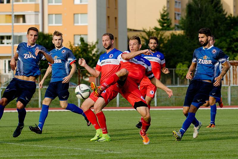 Fotbalisté 1. FC Viktorie Přerov (v modrém) proti Černovíru.