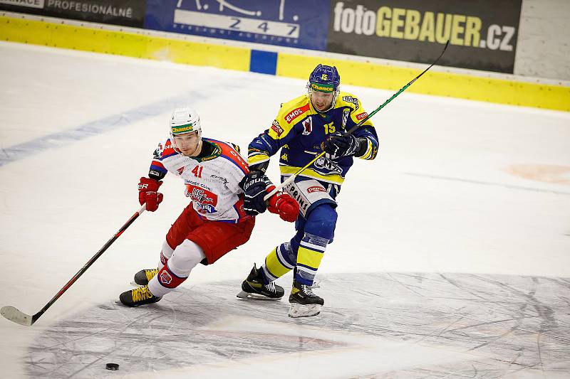 Hokejisté Přerova (v modrém) ve čtvttfinále play-off proti Porubě.