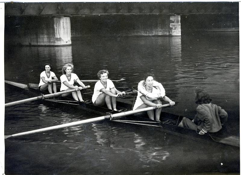 Přerovské veslování slaví 90 let. Čtyřka žen Machálková, Janovská, Linhartová v roce 1958.