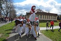 Vhozením smrtky do řeky Bečvy se děti z Folklorního souboru Trávníček rozloučily se zimou. Tradiční vynášení smrtky přilákalo v neděli dopoledne do centra Přerova davy lidí.