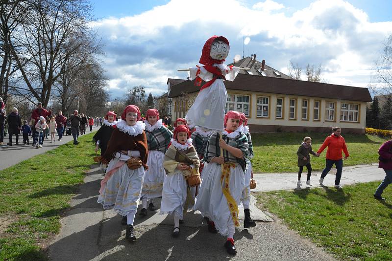 Vhozením smrtky do řeky Bečvy se děti z Folklorního souboru Trávníček rozloučily se zimou. Tradiční vynášení smrtky přilákalo v neděli dopoledne do centra Přerova davy lidí.