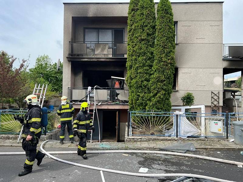 Hasiči zasahují u požáru rodinného domu v Lipníku nad Bečvou, 13. 5. 2022