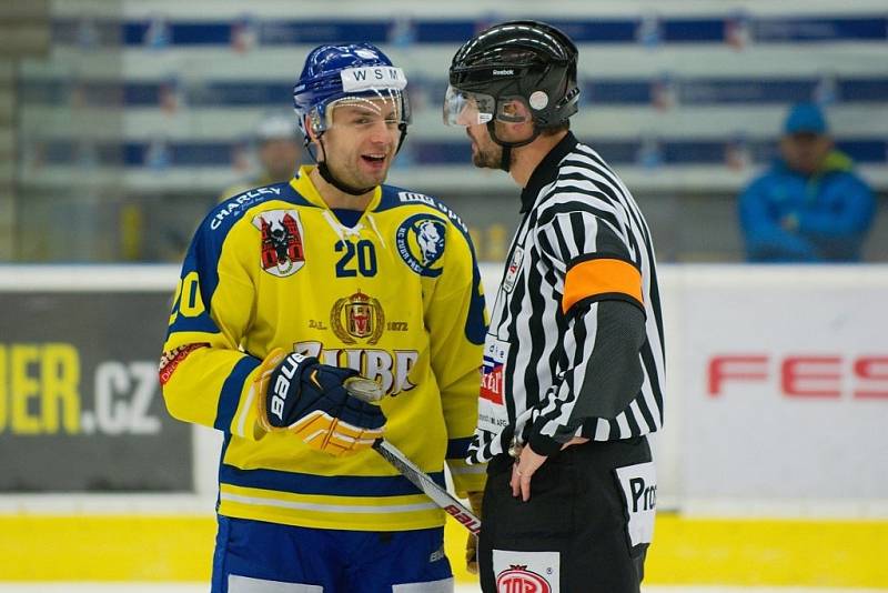 Hokejisté Přerova (ve žlutém) po prodloužení porazili Frýdek-Místek 2:1. 