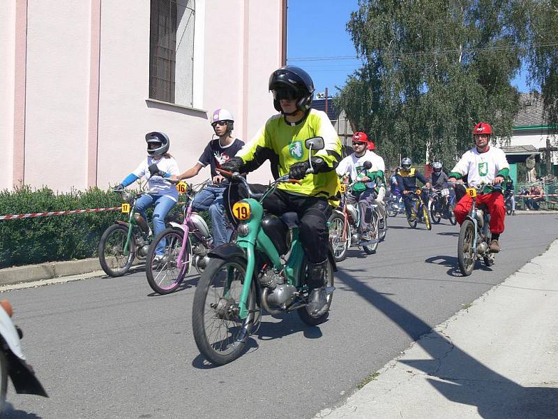 V Radvanicích se konal devátý ročník závodu mopedů, takzvaných „kozích dechů“.