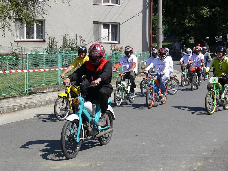 V Radvanicích se konal devátý ročník závodu mopedů, takzvaných „kozích dechů“.