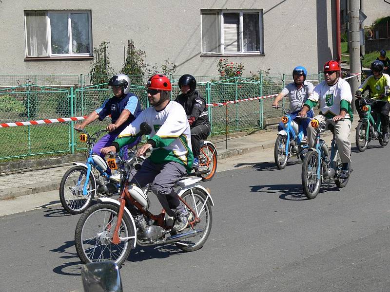 V Radvanicích se konal devátý ročník závodu mopedů, takzvaných „kozích dechů“.