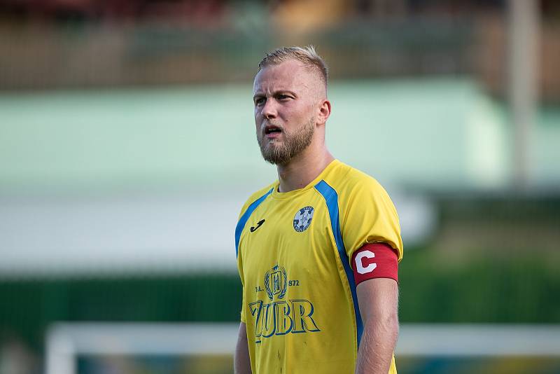 Fotbalisté Kozlovic (ve žlutém) doma porazili Bzenec 2:0. Alex Řehák