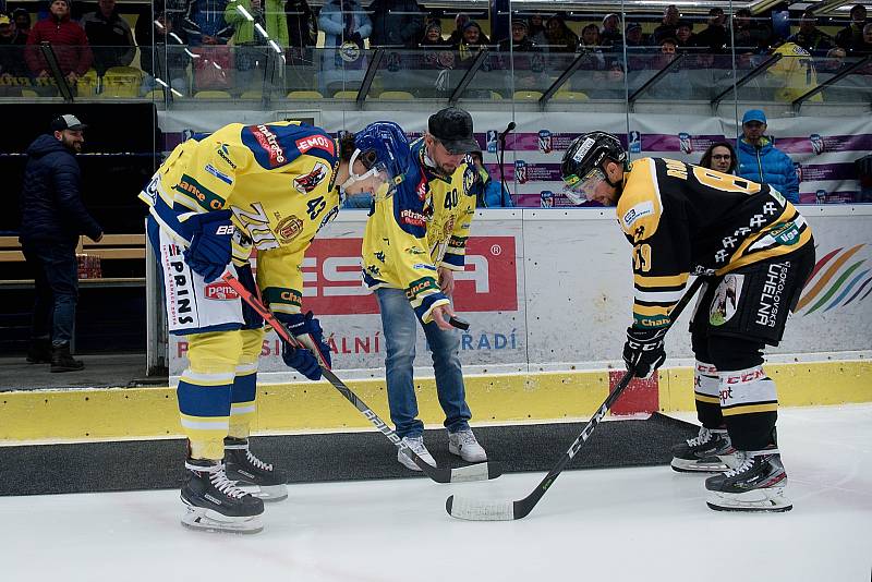 Hokejisté Přerova (ve žlutém) proti Sokolovu. Před utkáním klub oficiálně poděkoval za skvělé služby legendě přerovského hokeje Karlu Pláškovi staršímu.