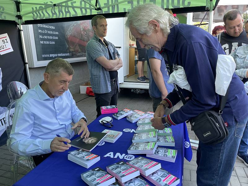 Premiér Andrej Babiš (ANO) v sobotu 21. srpna 2021 dopoledne v Přerově podepisoval svoji novou knihu, fotil se s fanoušky a rozdával zmrzlinu. Předvolební setkání narušil hlasitý protest zástupců přerovské pobočky Konfederace politických vězňů (KPV)