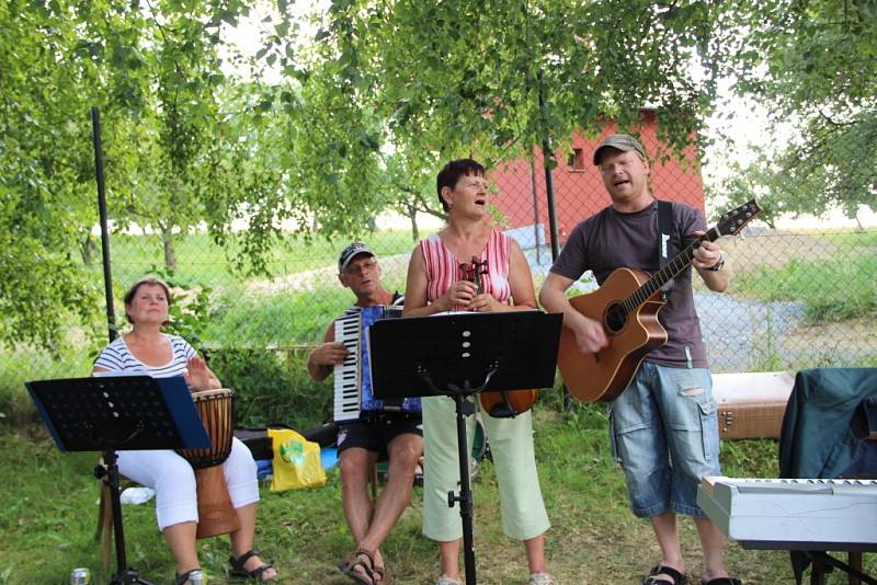 Ani tropická vedra neodradila návštěvníky, kteří zavítali v sobotu odpoledne do areálu výletiště v Rouském na tradiční „Slámování“. 