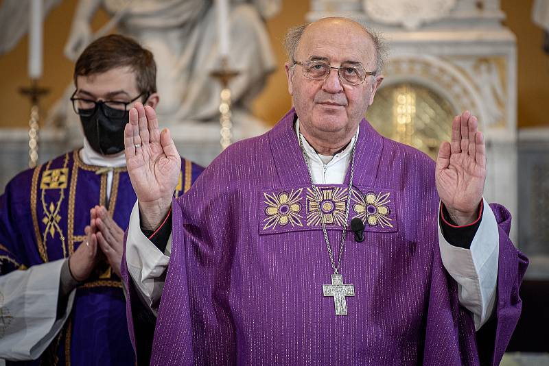 Slavnostní bohoslužba k 100. výročí vysvědčení Antonína Cyrila Stojana olomouckým arcibiskupem, 14. března 2021 v Běnově. (vpravo) Arcibiskup Jan Graubner.