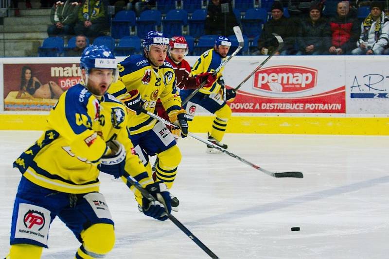 Hokejisté Přerova (ve žlutém) po prodloužení porazili Frýdek-Místek 2:1. 