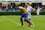 Fotbalisté Kozlovic (v pruhovaném) proti Šternberku (1:0).