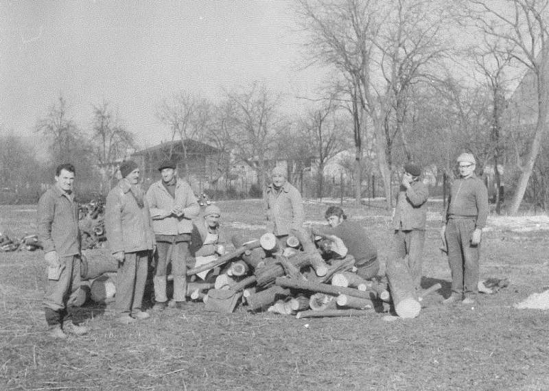 Brigáda při přípravě staveniště Osečanky, která byla postavena v roce 1977.