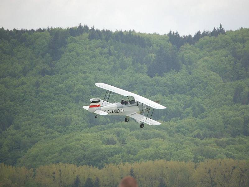 Do časů první republiky se mohli vrátit návštěvníci, kteří v sobotu zavítali na Air-Moto Veteranfest na letiště v Drahotuších. 