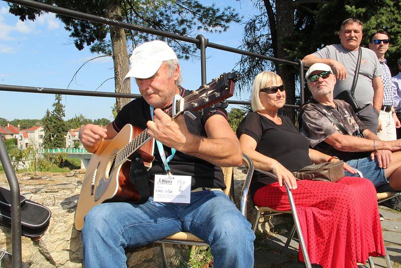 Několik desítek kytaristů se sešlo v sobotu odpoledne na hradbách v Přerově. I když tentokrát rekord v počtu hudebníků, kteří si zahrají společně na jednom místě, nepokořili, atmosféra byla skvělá.