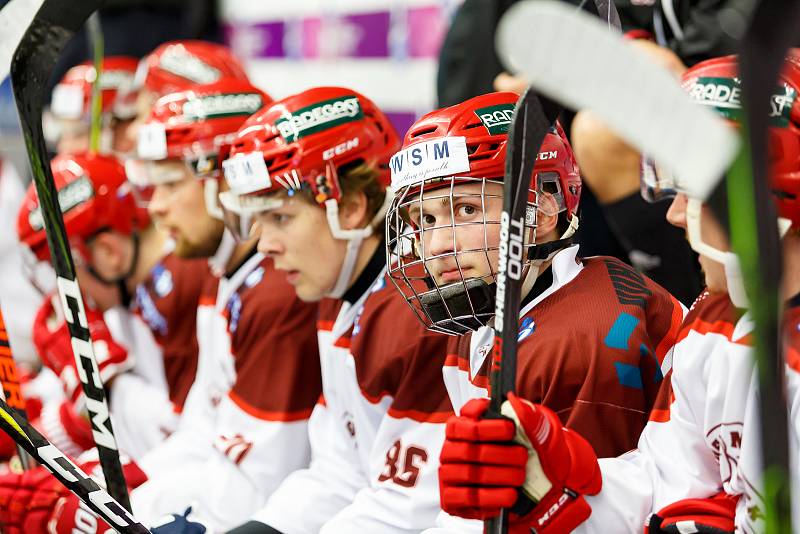 Hokejisté HC Zubr Přerov (v modrém) proti Frýdku-Místku (1:3).