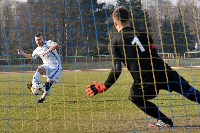 V prvním soutěžním zápase jara si Přerovští fotbalisté (v bílém) poradili s Velkými Karlovicemi 2:0. 