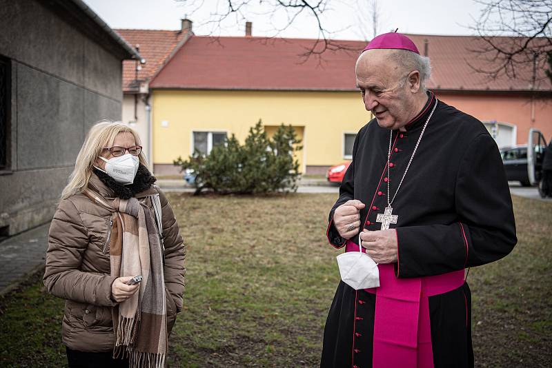 Slavnostní bohoslužba k 100. výročí vysvědčení Antonína Cyrila Stojana olomouckým arcibiskupem, 14. března 2021 v Běnově. (vpravo) Arcibiskup Jan Graubner.