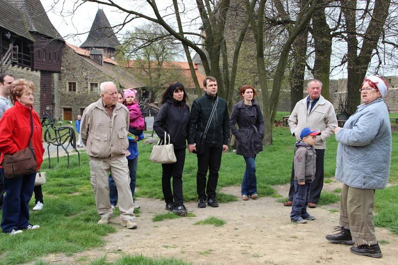 Turistická sezona na Helfštýně právě začala - brány této středověké památky se v sobotu otevřely návštěvníkům, kteří si mohli prohlédnout historickou mincovnu a expozici archeologie, nebo si užít nádherný výhled z věže.  