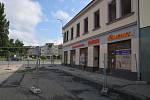 V Přerově začala demolicí budov na rohu Komenského a Škodovy ulice stavba průpichu