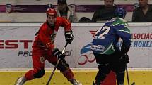 Inline hokejisté Přerova (v červeném) v domácím utkání s IHC Night Birds Praha (5:4).