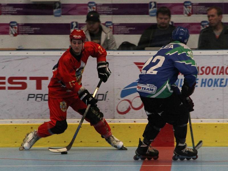 Inline hokejisté Přerova (v červeném) v domácím utkání s IHC Night Birds Praha (5:4).