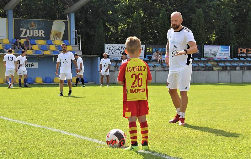 Benefiční fotbalové utkání Na Dětech Záleží. Tým Martina Zaťoviče (v modrém) proti týmu Tomáše Kundrátka (v bílém).