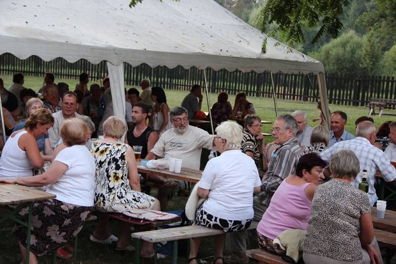 Jubilejní dvacátý ročník Setkání dechových hudeb v Dřevohosticích nalákal návštěvníky z dalekého okolí. V sobotu bylo vrcholem akce vystoupení souboru Mistříňanka, jehož členové pochází z Hodonínska.