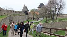 Turistická sezona na Helfštýně právě začala - brány této středověké památky se v sobotu otevřely návštěvníkům, kteří si mohli prohlédnout historickou mincovnu a expozici archeologie, nebo si užít nádherný výhled z věže.  