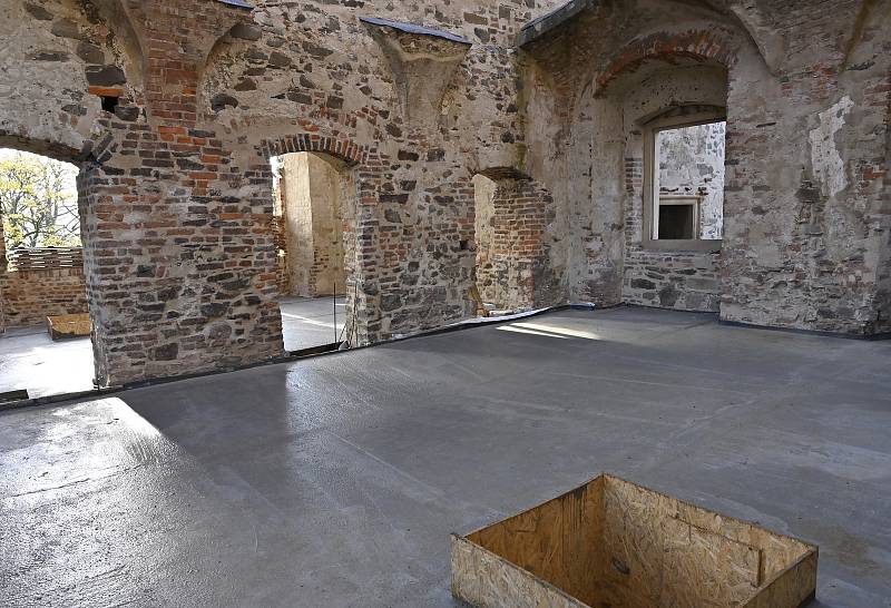 Gotický portál, který objevili archeologové na Helfštýně, skončil pod podlahou.