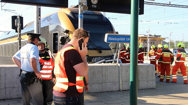 Nehoda vlaku LeoExpress na přerovském nádraží. Zraněné osoby sanitky převezly do přerovské nemocnice