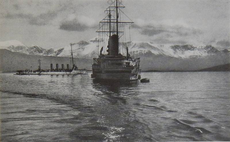 V zálivu Teodo: vlajková loď křižníkové flotily, pancéřový křižník Sankt Georg a  malý křižník Helgoland, 1917