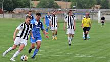 Fotbalisté FC Želatovice v přípravném utkání s 1. FC Viktorie Přerov (v modrém).