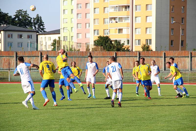 Úvodní kolo divize E nabídlo derby v Přerově mezi domácí Viktorkou (v bílém) a Kozlovicemi.