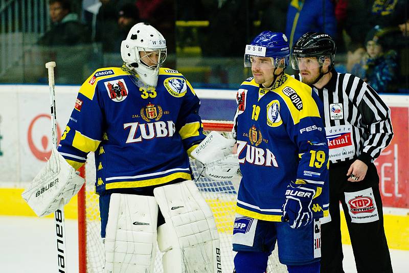 Hokejisté HC Zubr Přerov (v modrém) proti Motoru České Budějovice