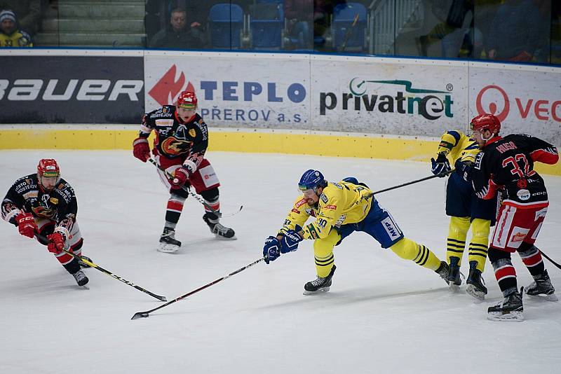 Hokejisté Přerova (ve žlutém) proti Prostějovu (4:2).