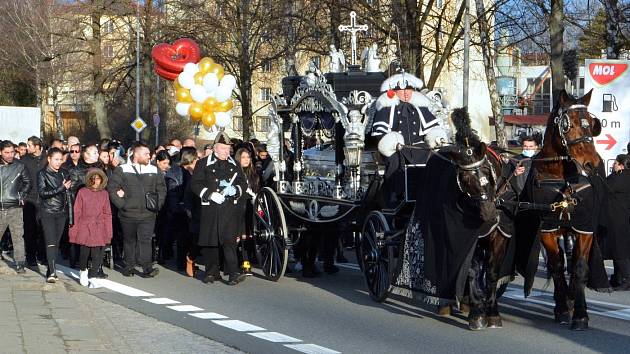 Velkolepý romský pohřební průvod se vydal z kostela sv. Vavřince přes město až na přerovský hřbitov. Doprovodit zesnulou na poslední cestě přišel velký zástup lidí. 7. ledna 2022