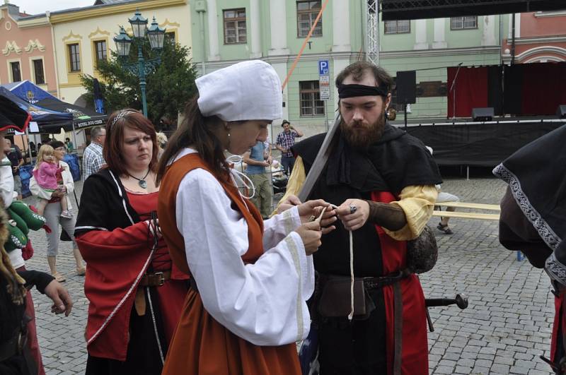 Historický průvod centrem Přerova, ale také řemeslný jarmark a celá řada zajímavých vystoupení na Horním náměstí - takový byl program Svatovavřineckých hodů během neděle.