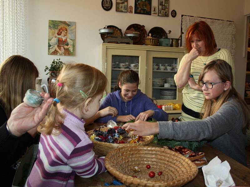 Na Adventní zastavení pozval spolek Cukrle z Přerova všechny, kdo měli zájem si zkrášlit dům a vytvořit si adventní věnce. 