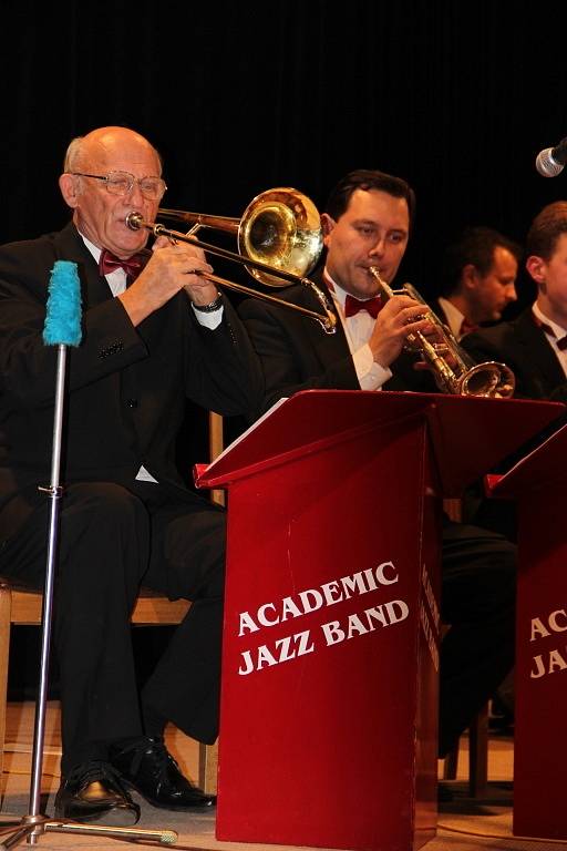 Swingový večírek v podání dvou skvělých orchestrů – přerovského Academic Jazz bandu a swingbandu z Olomouce si užili v pátek večer posluchači, kteří zavítali do klubu Teplo v Přerově.