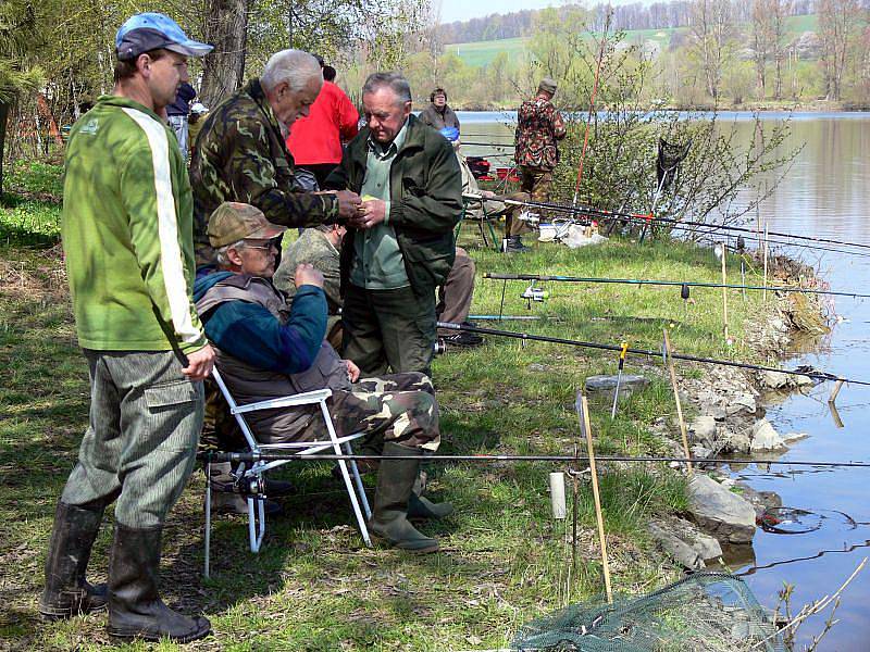 Více než dvě stovky závodníků obsadily břehy štěrkových jezer v Hustopečích nad Bečvou, kde se v sobotu konaly tradiční rybářské závody.