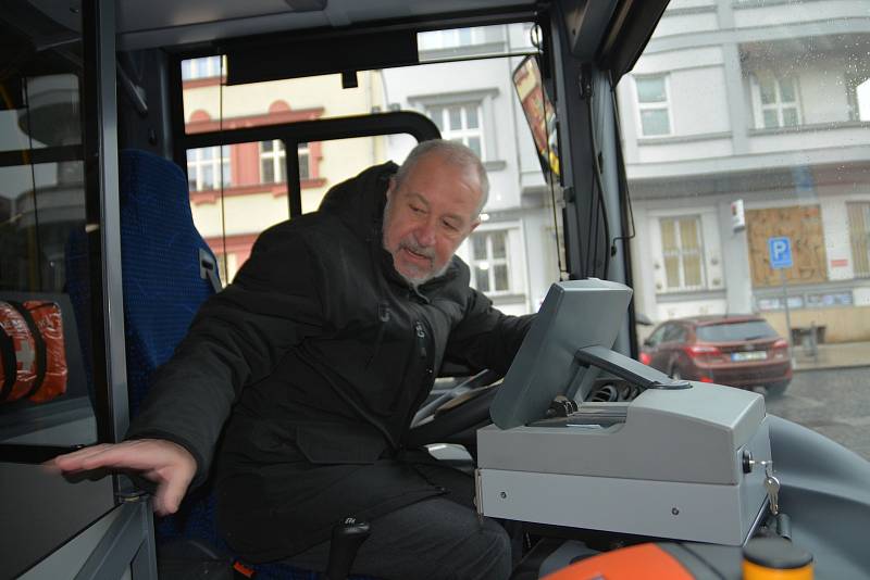 Představení nových autobusů pro přerovskou MHD. Jsou nízkopodlažní a lidé si mohou zakoupit jízdenku přímo ve voze platební kartou