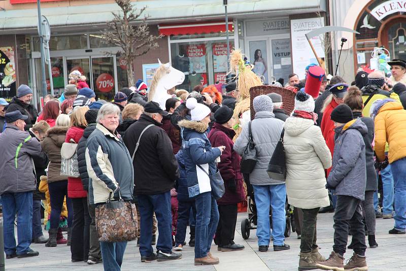 Přerovem prošel masopustní průvod. Nechyběli stárek se stárkovou, medvěd i smrtka.