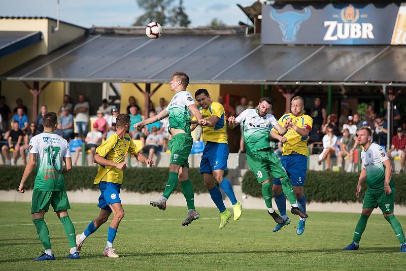 Fotbalisté Kozlovic (ve žlutém) doma porazili Bzenec 2:0.