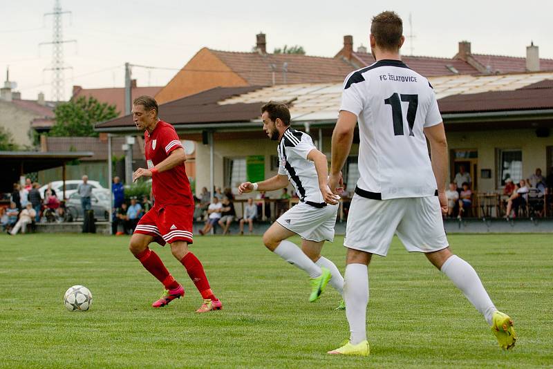 Fotbalisté Želatovic (v pruhovaném) proti Kralicím na Hané