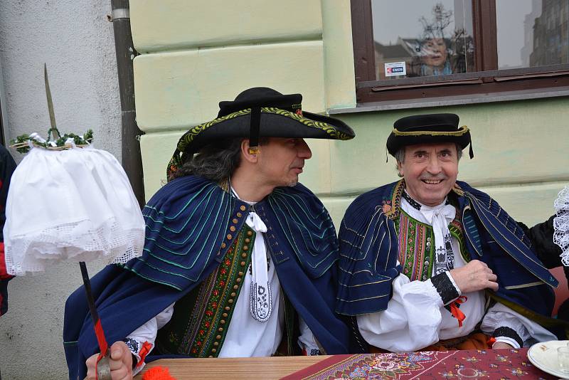Masopustní veselí rozjasnilo v sobotu ulice Přerova. V centru města, kterým procházel průvod masek, panovala skvělá nálada a lidé se dobře bavili.