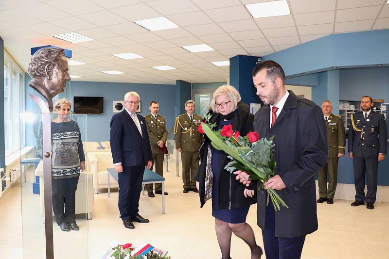 Na oběti největší letecké bitvy nad Moravou, která se odehrála 17. prosince 1944, se vzpomínalo na několika místech - na hřbitovech v Přerově a Troubkách, ale i u památníku v Rokytnici.